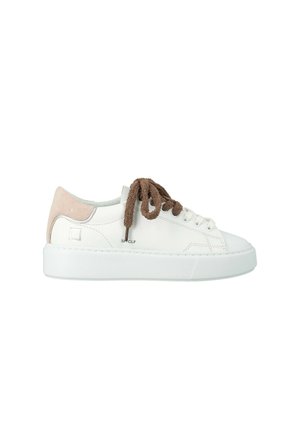 Sneaker bianca bassa con inserto in pelle scamosciata beige sul tallone e spesse stringhe marroni, suola spessa bianca, cuciture laterali e piccolo logo vicino alle stringhe.
