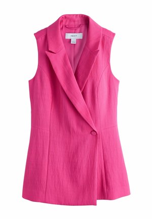 Gilet smanicato rosa acceso in stile blazer con un bottone frontale e colletto con revers a lancia, mostrato su sfondo bianco.