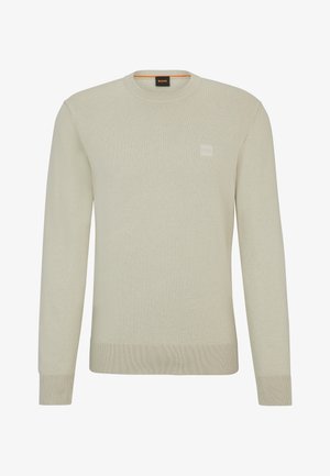 Beiger Langarm-Pullover mit Rundhalsausschnitt, gerippten Bündchen und Saum, mit kleinem geprägtem Logo-Patch auf der Brust.