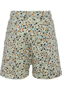Korte broek van lichtgewicht stof met een groene achtergrond en multikleurige stippen in oranje, marineblauw en wit. Inclusief een achterzak.