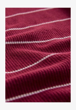 Tissu côtelé bourgogne avec des rayures blanches horizontales, affichant une texture douce et un tombé naturel, mettant en valeur ses détails matériels.