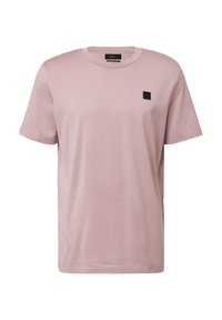 Rosa Baumwoll-T-Shirt mit kurzen Ärmeln, Rundhals-Ausschnitt und einem kleinen schwarzen Logo-Patch auf der Brust. Glatte Textur und lässiges Design.