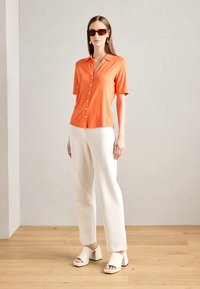 Marc O'Polo SHORT SLEEVE CLASSIC FIT - Hemdbluse - summer sky/blau