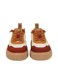 Sneakers z białą tekstylną cholewką, czerwonymi i beżowymi zamszowymi akcentami, brązowymi sznurówkami oraz żłobioną beżową gumową podeszwą; zawierają pętelkę na pięcie.