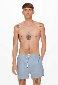 Herren-Badeshorts in hellblau und weiß gestreift, aus leichtem Stoff, mit Seitentaschen und einem elastischen Bund mit Kordelzug.