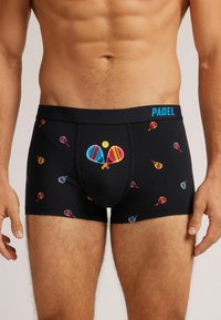 Boxer shorts negros con una suave cintura elástica, que presentan un patrón colorido de raquetas de pádel y un pouch frontal para mayor comodidad.