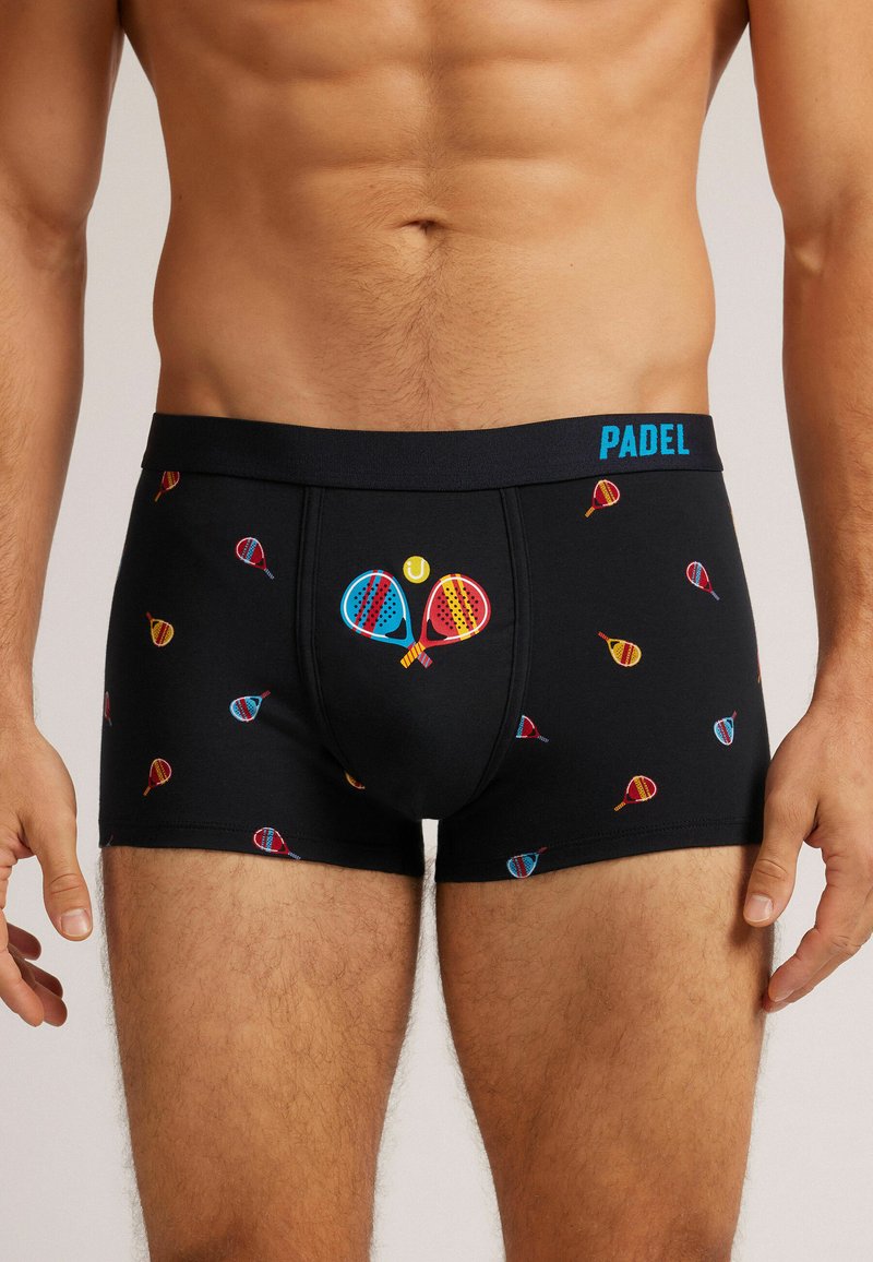 Boxer shorts negros con una suave cintura elástica, que presentan un patrón colorido de raquetas de pádel y un pouch frontal para mayor comodidad.