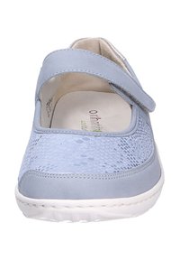 Chaussure bleu clair avec un dessus texturé ressemblant à du cuir de serpent, dotée d'une sangle à velcro et d'une semelle blanche, conçue pour le confort.