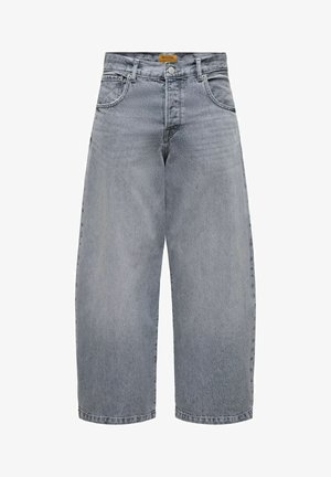 Široké svetlosivé rifle z denimu s predným zapínaním na gombíky a zips, s pútkami na opasok a prednými vreckami.