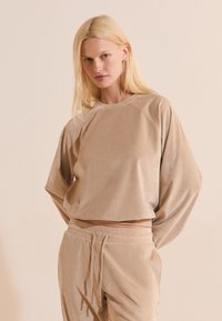 Seleccionado, beige
