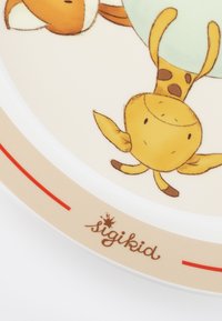 Runder weißer Teller mit weichen, bunten Tierillustrationen, darunter eine braune Giraffe und ein Fuchs. Roter und beiger Rand mit "sigikid"-Logo.