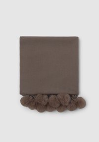Sciarpa marrone realizzata in materiale morbido, con un design rettangolare pulito e soffici pompon lungo un bordo.