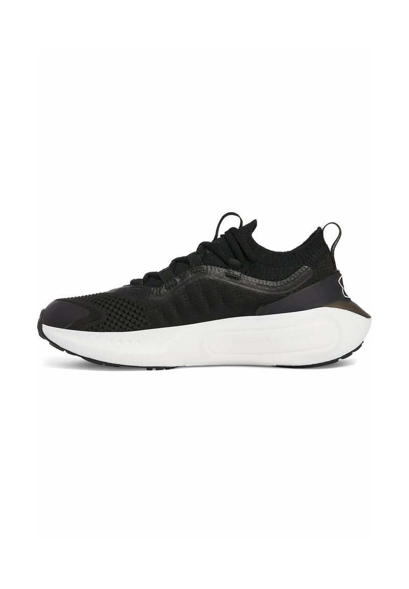 Baskets de sport noires avec une tige en tricot texturé, bout arrondi et une semelle intermédiaire rembourrée blanche. Présente un design à lacets et une languette à l'arrière.