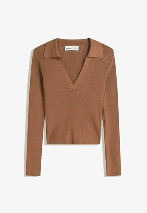 Brązowy prążkowany sweter z długim rękawem, krótki, z głębokim dekoltem w szpic i kołnierzykiem, wykonany z lekkiej dzianiny.