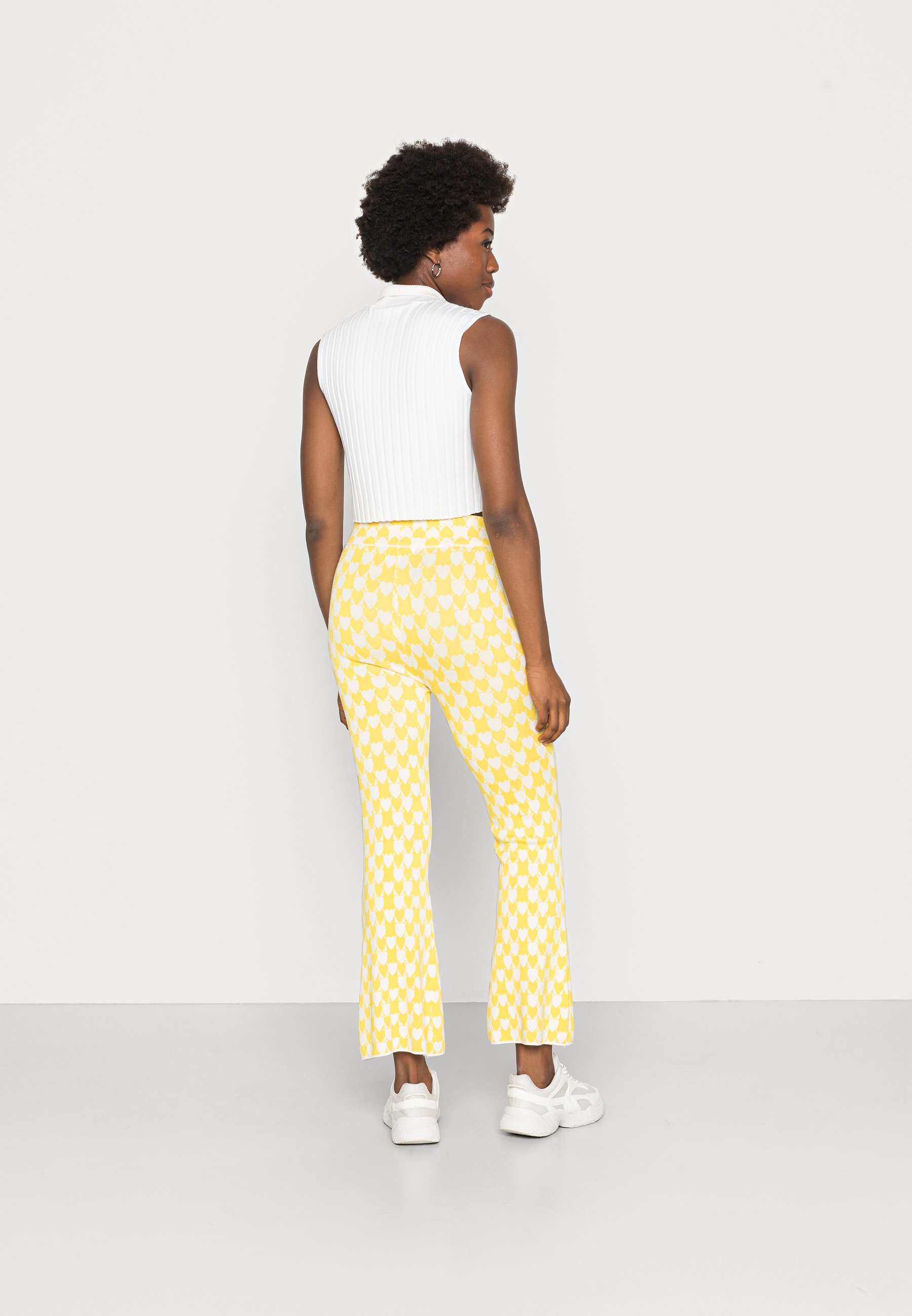 Glamorous INTARSIA WIDE LEG CROPPED TROUSER - Pantalones - yellow/white/ amarillo - Zalando.es