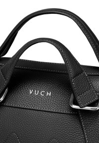 Schwarze Lederhandtasche mit texturiertem Oberflächen, silberfarbigen Metallapplikationen und gesteppten Details. Das Logo "VUCH" ist auf der Vorderseite geprägt.