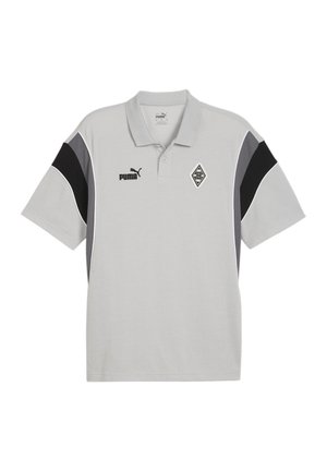 Hellgraues Puma-Polohemd mit schwarzen und dunkelgrauen Schulterpaneelen, Puma-Logo auf der linken Brust und dem Emblem von Borussia Mönchengladbach auf der rechten Brust.