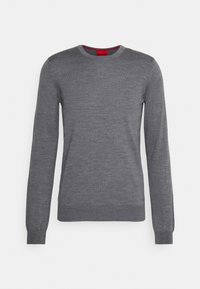 Grauer Pullover mit langen Ärmeln aus weichem Material, mit Rundhalsausschnitt und gerippten Bündchen. Minimalistisches Design ohne Muster oder Verzierungen.