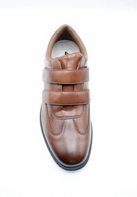 Chaussure en cuir marron avec deux sangles réglables, bout arrondi et surface texturée. Semelle en caoutchouc avec un léger talon. Intérieur doublé de tissu.