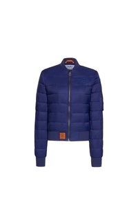 Giacca imbottita blu navy con zip frontale, polsini e orlo a coste. Presenta un logo ricamato e un dettaglio arancione sul colletto.