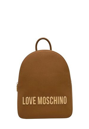 Pequeña mochila de cuero marrón con una asa superior y el texto "LOVE MOSCHINO" en letras beige en la parte delantera.