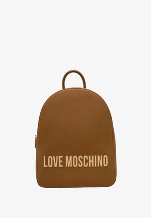 Petit sac à dos en cuir marron avec une poignée supérieure et le texte "LOVE MOSCHINO" en lettres beige sur le devant.