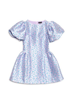 Fioletowa krótka sukienka z bufkami na rękawach i małym niebieskim kwiatowym wzorem, dopasowana w talii, rozkloszowana spódnica oraz okrągły dekolt.