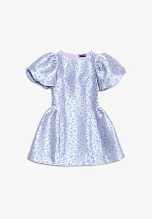 Vestido corto lila con mangas abullonadas y pequeño estampado floral azul, cintura ajustada, falda acampanada y escote redondo.