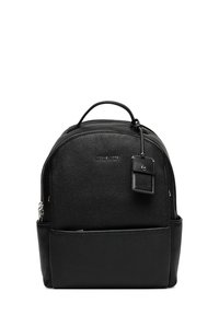 Czarny plecak ze skóry z zaokrąglonym kształtem, teksturowanym wykończeniem, górnym uchwytem oraz przednią kieszenią z przyczepioną metką.