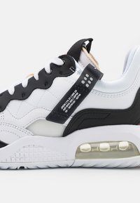 Jordan JORDAN MA2 - Sapatilhas - white/black/university red/light smoke grey/praline