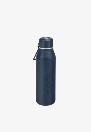 Borraccia isolante blu navy opaco con anello argentato vicino al tappo, maniglia nera e testo in rilievo "BOSS" sul lato.