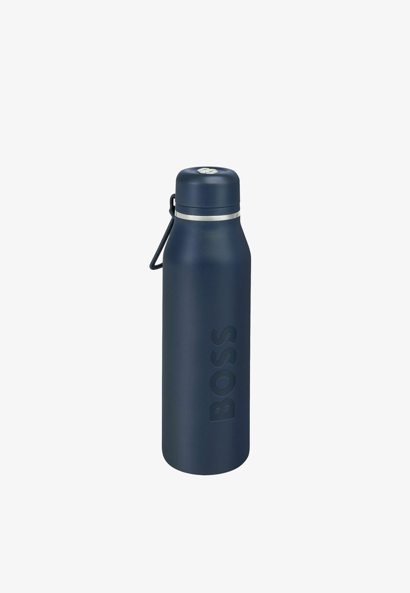 Bouteille d'eau isolante bleu marine mat avec anneau argenté près du bouchon, boucle de poignée noire et texte embossé "BOSS" sur le côté.