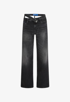 Jeans de pierna ancha negros con un acabado desgastado, que presentan un exclusivo diseño de cinturón cruzado, cinco bolsillos y un cierre de botón estándar.