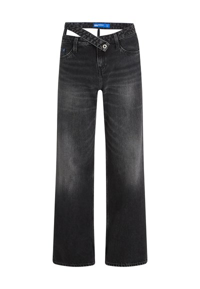 Jean large noir à finition délavée, doté d'un design de ceinture croisé unique, de cinq poches et d'un bouton de fermeture standard.