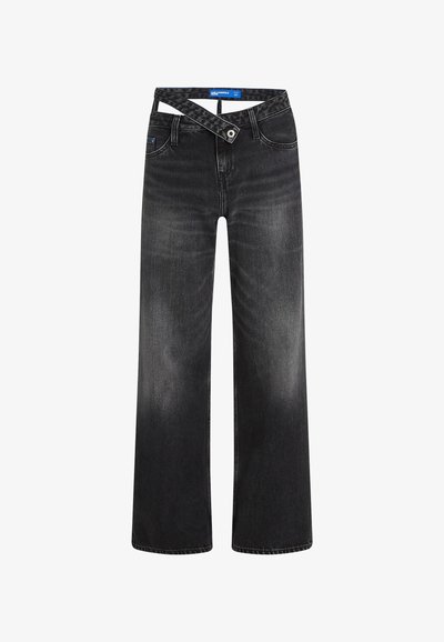 Jean large noir à finition délavée, doté d'un design de ceinture croisé unique, de cinq poches et d'un bouton de fermeture standard.