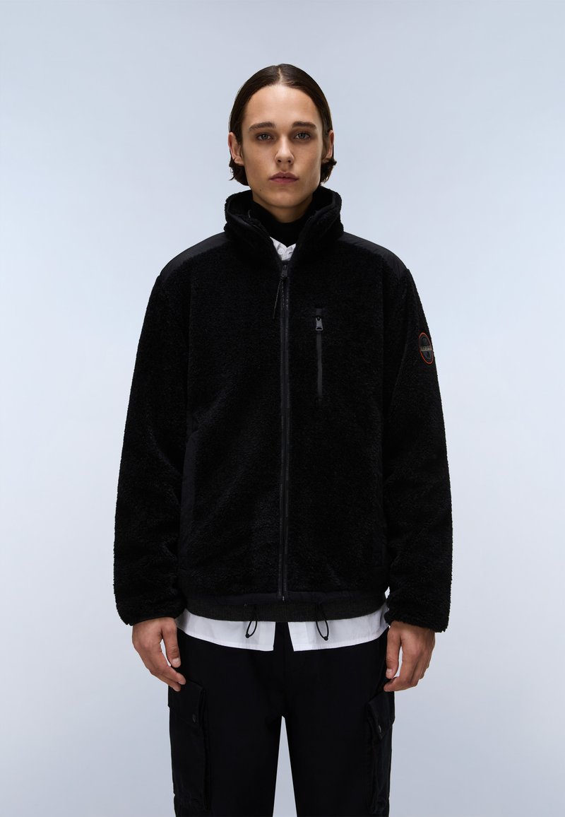 Μαύρο φλις μπουφάν με υψηλό γιακά, κλείσιμο με φερμουάρ και πλάγιες τσέπες. Διαθέτει υφή στην επιφάνεια και αντιθετικές μαύρες υφασμάτινες λεπτομέρειες.