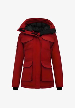 Rode winterjas met capuchon, voorzien van meerdere voorzakken, ritsen en een zwarte voering aan de binnenkant. Gemaakt van een gestructureerd, weerbestendig materiaal.
