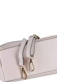 Rosa Lederhandtasche mit rechteckiger Form. Verfügt über goldfarbene Beschläge, doppelte Träger mit Clips und feine Ziernähte entlang der Kanten.