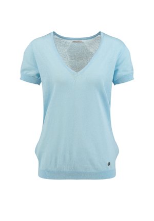 Maglione azzurro chiaro a maniche corte con scollo a V e polsini e orlo a coste, con un piccolo logo metallico tondo vicino al bordo inferiore.