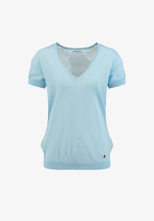 Pull bleu clair à manches courtes avec col en V et poignets et ourlet côtelés, présentant un petit logo rond en métal près du bord inférieur.