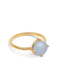 Goldring mit einem hellblauen, runden Cabochonstein. Der Stein wird von vier Krappen gehalten und hat eine glatte, glänzende Textur.