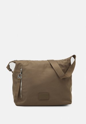 Bruine rechthoekige crossbodytas met verstelbare riem, voorvak met rits en minimalistisch ontwerp op een lichte achtergrond.