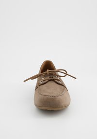 Brauner Wildlederschuh für die Freizeit mit Schnürung vorne, abgerundetem Zehenbereich und gesteppten Details, von vorne auf weißem Hintergrund gezeigt.