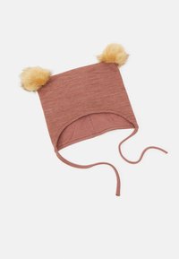 Gorro de malha castanho com dois pompons de pelagem bege no topo, design curvado, cordões para o queixo e um acabamento de textura suave. Forro interior visível.