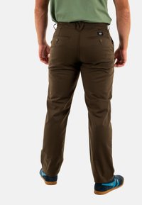 Pantaloni marroni a gamba dritta realizzati in un tessuto texturizzato, con due tasche posteriori e un elastico in vita con cordoncino regolabile.