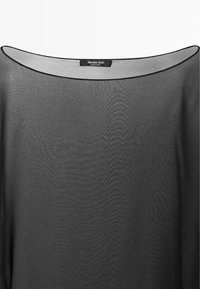 Sort halv-gennemsigtigt stof med en bred, rundet halsudskæring og et lille “Massimo Dutti”-mærke syet indeni kraven.