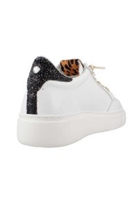 Zapatilla blanca de cuero con un talón de purpurina negra texturizada, herrajes dorados y un forro de leopardo visible en el cuello. Diseño de punta redonda.