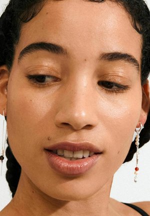 BETWEEN - Earrings - silver-coloured
