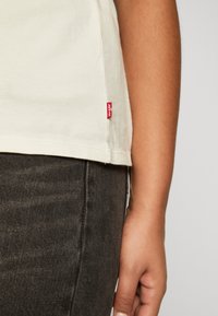 Levi's® Plus PERFECT - Marškinėliai su spaudiniu - egret