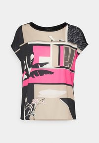 Top a maniche corte in un tessuto leggero con un design geometrico nei colori rosa, nero e beige, arricchito da dettagli floreali.